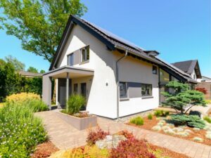 Einfamilienhaus mit Vordach, weiß